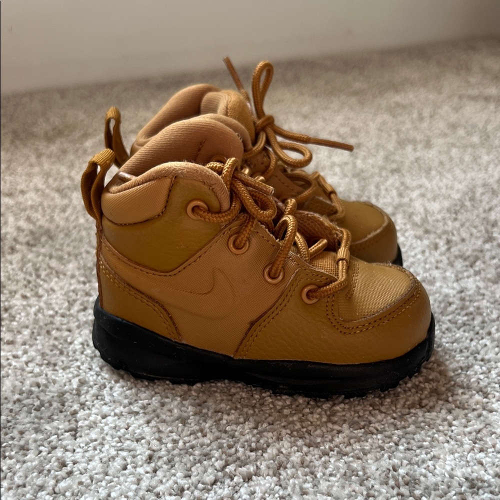 Nike Kids Brown Boots size 5